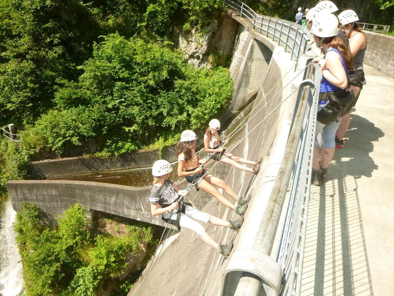 Abseiling at the 40-metre-high dam wall in Amden