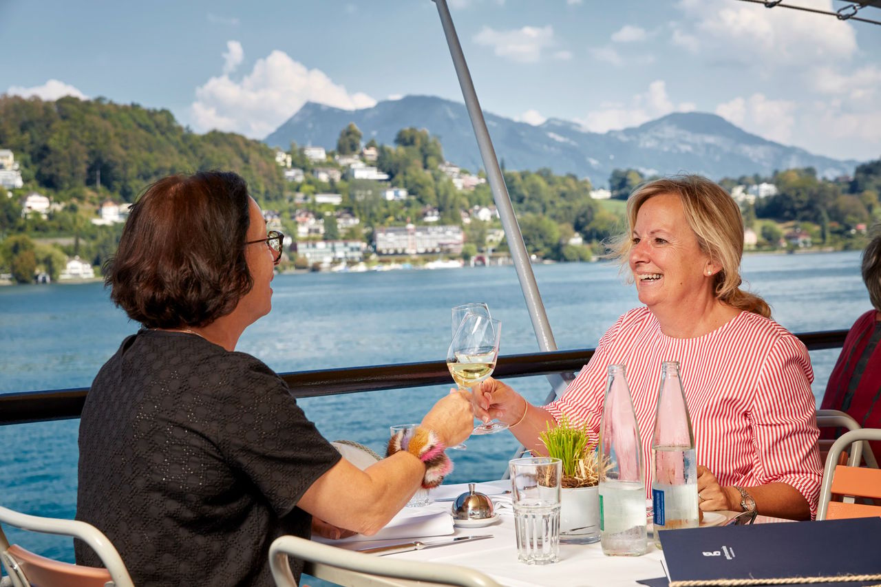 Mittagessen und Schiffsrundfahrt Vierwaldstättersee ab Luzern