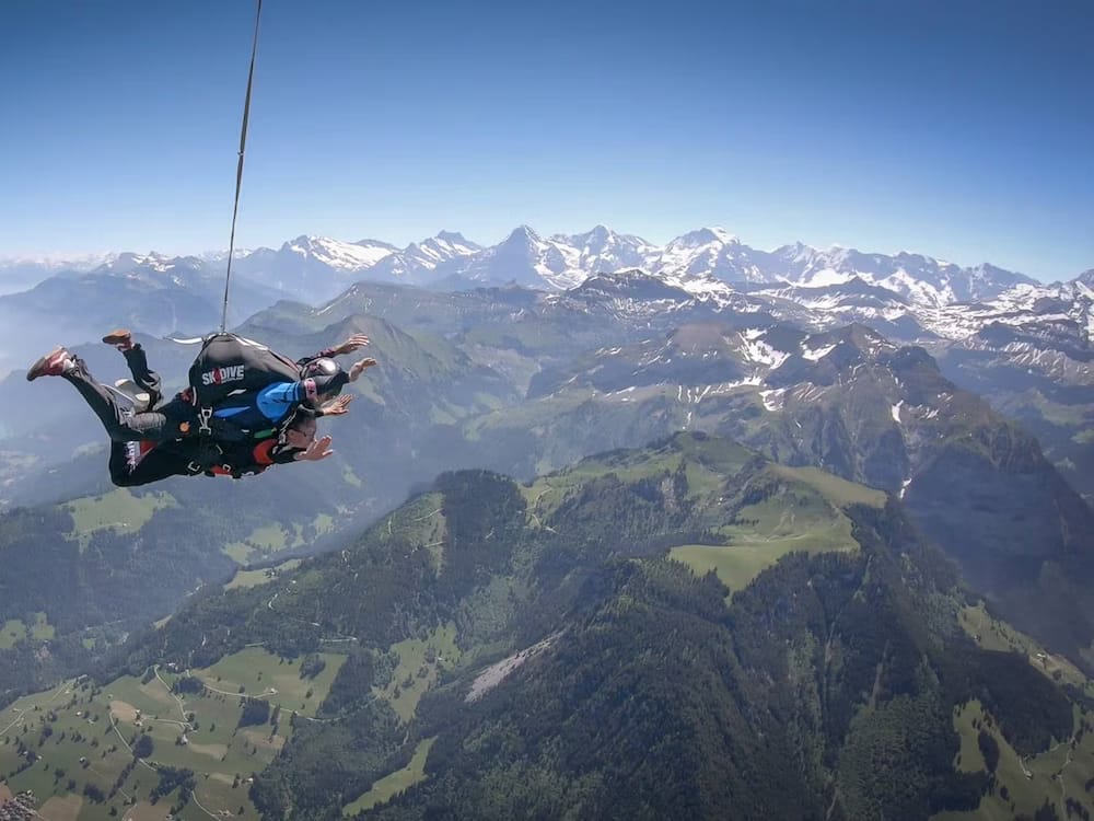 Jungfrauregion Fallschirmspringen aus dem Flugzeug