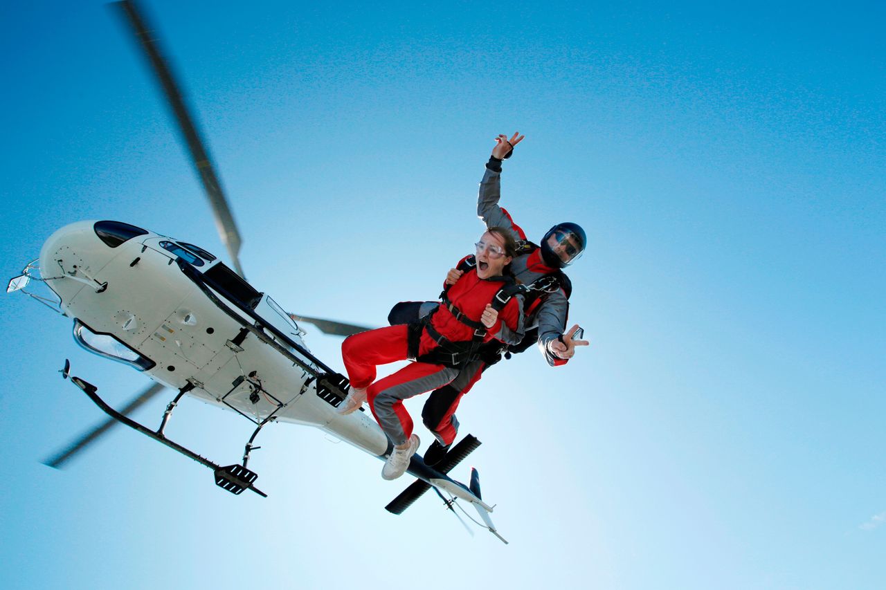 Helicopter skydiving tandem over Bern