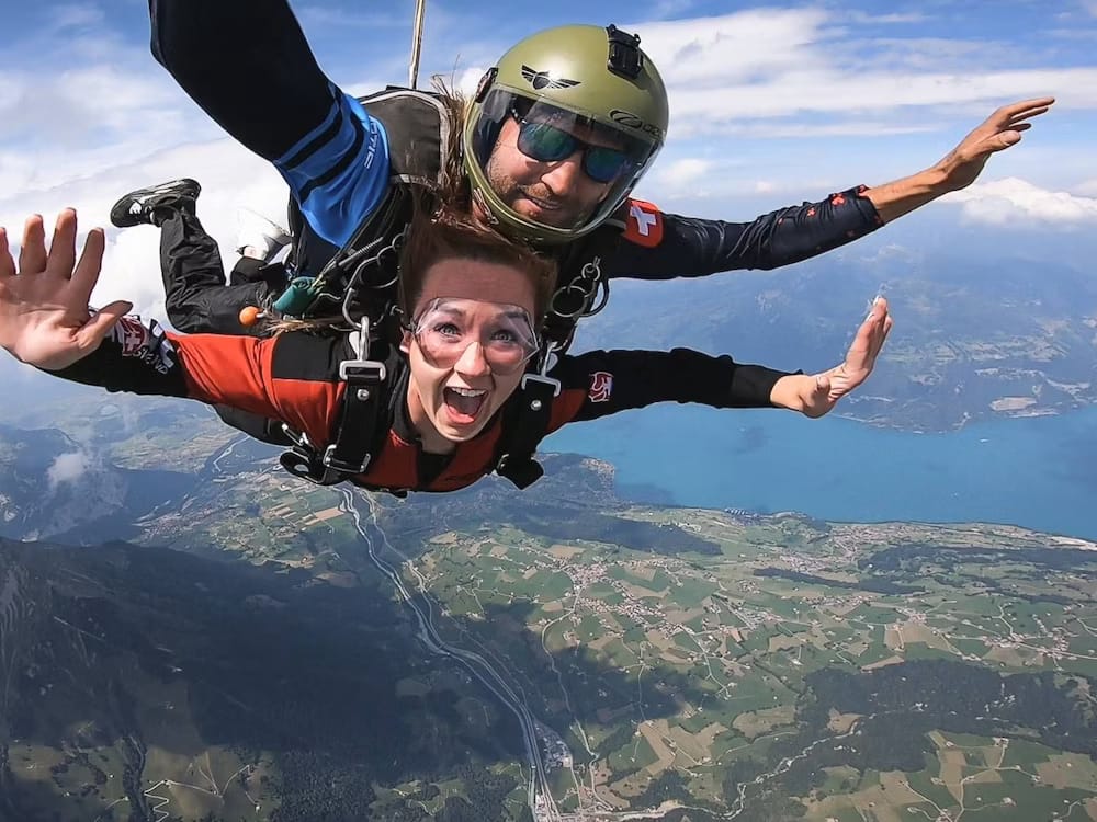 Jungfrauregion Fallschirmspringen aus dem Flugzeug