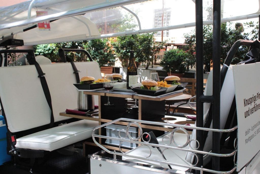 Burger-Tuk mit Beilagen und Wein in Zürich