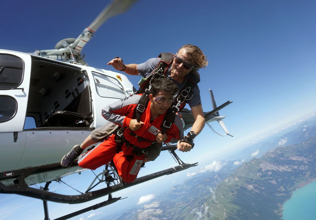 Helicopter skydiving tandem over Bern