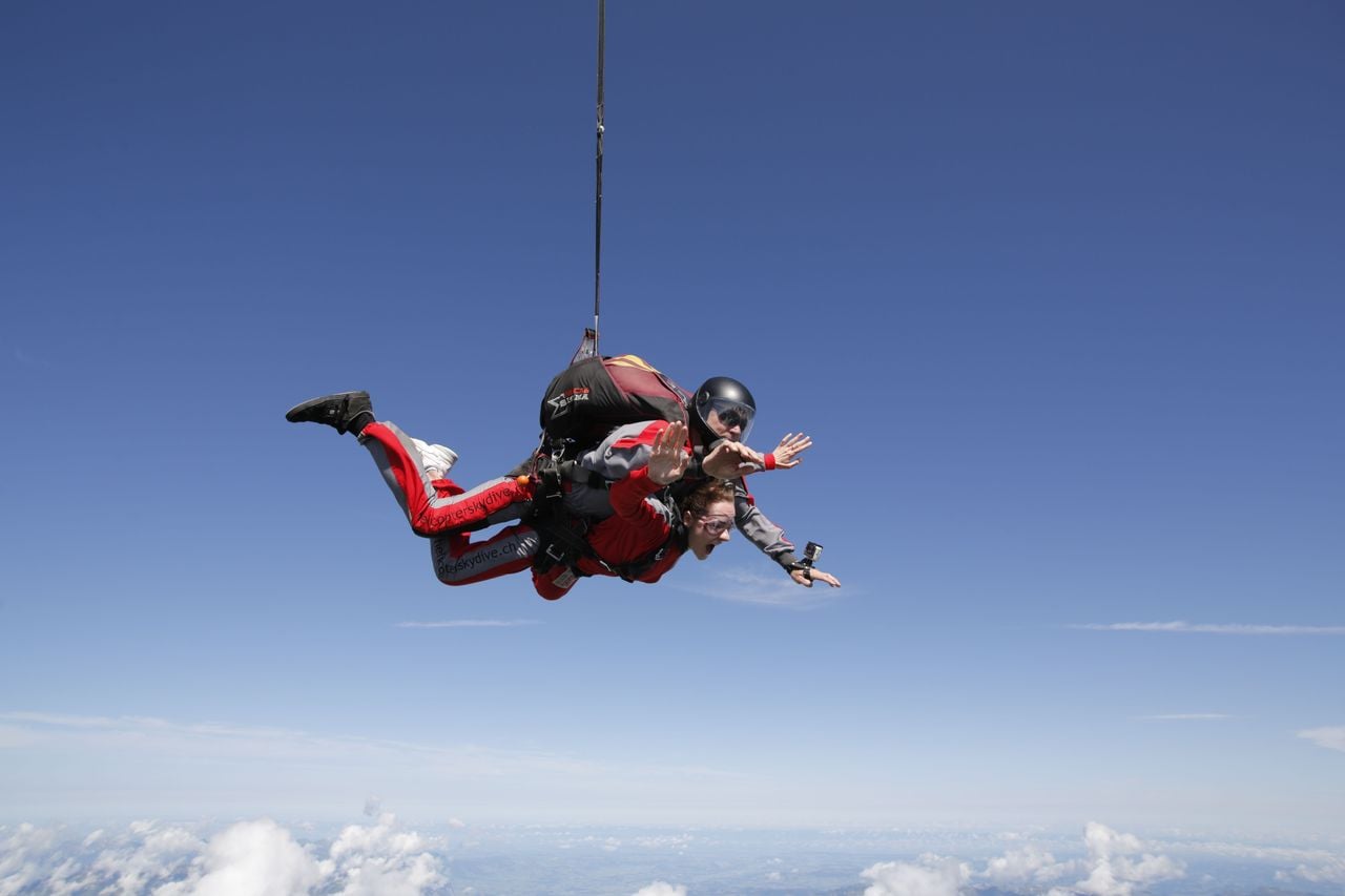 Helicopter skydiving tandem over Bern