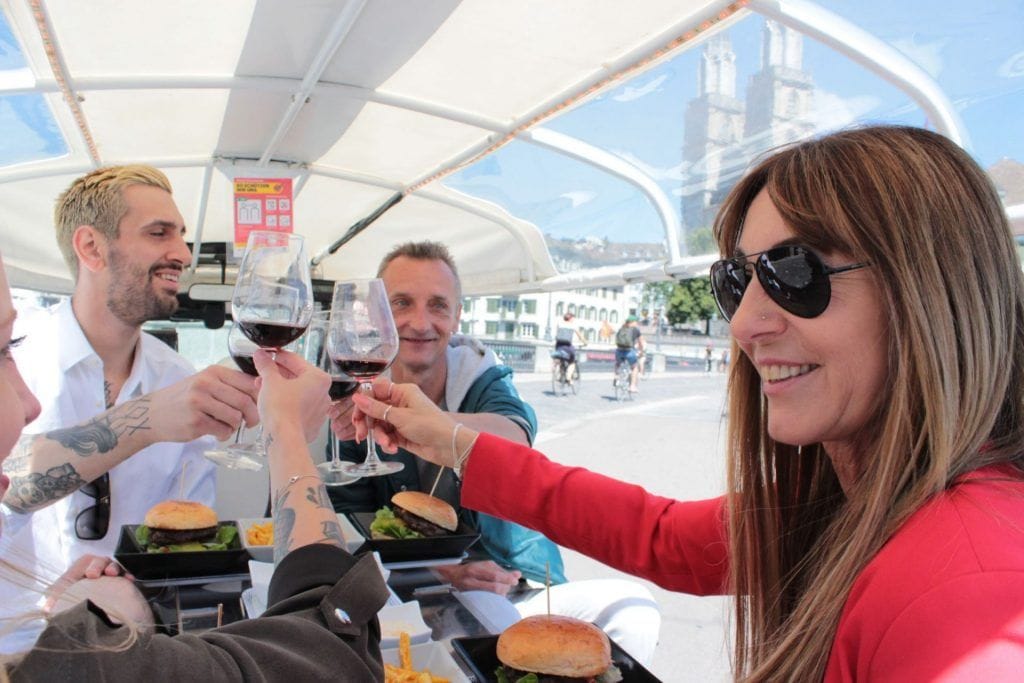 Burger-Tuk mit Beilagen und Wein in Zürich
