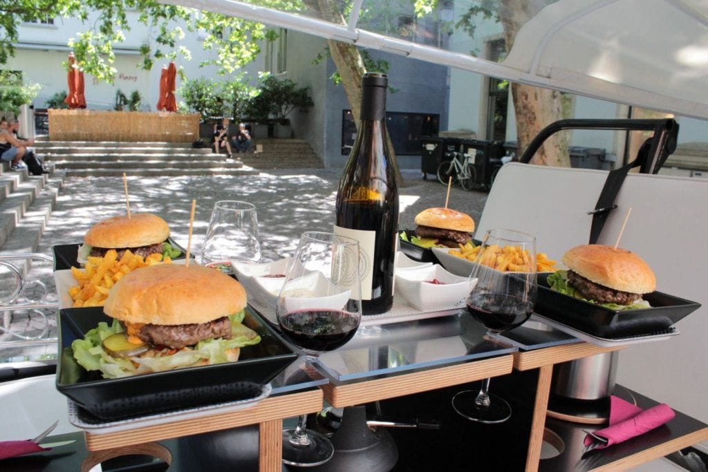 Burger-Tuk mit Beilagen und Wein in Zürich