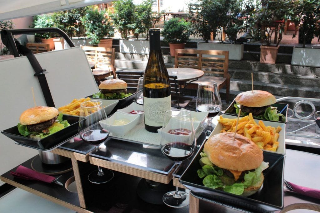 Burger-Tuk mit Beilagen und Wein in Zürich