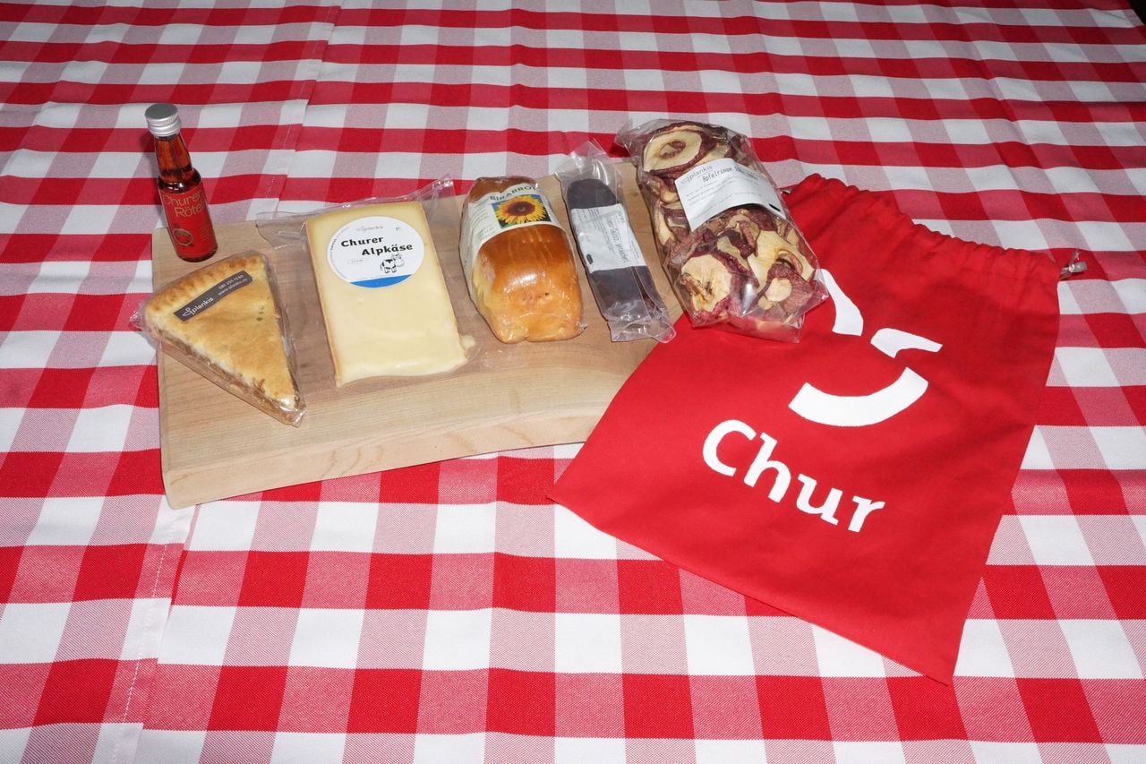 Self-guided enjoyment hike Dreibündenstein from Chur incl. picnic
