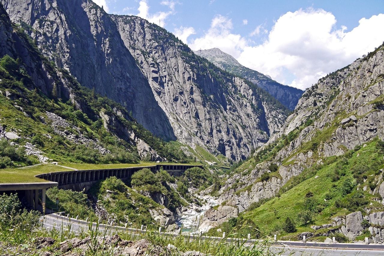 Gotthard Postauto Passfahrt zwischen Andermatt und Airolo