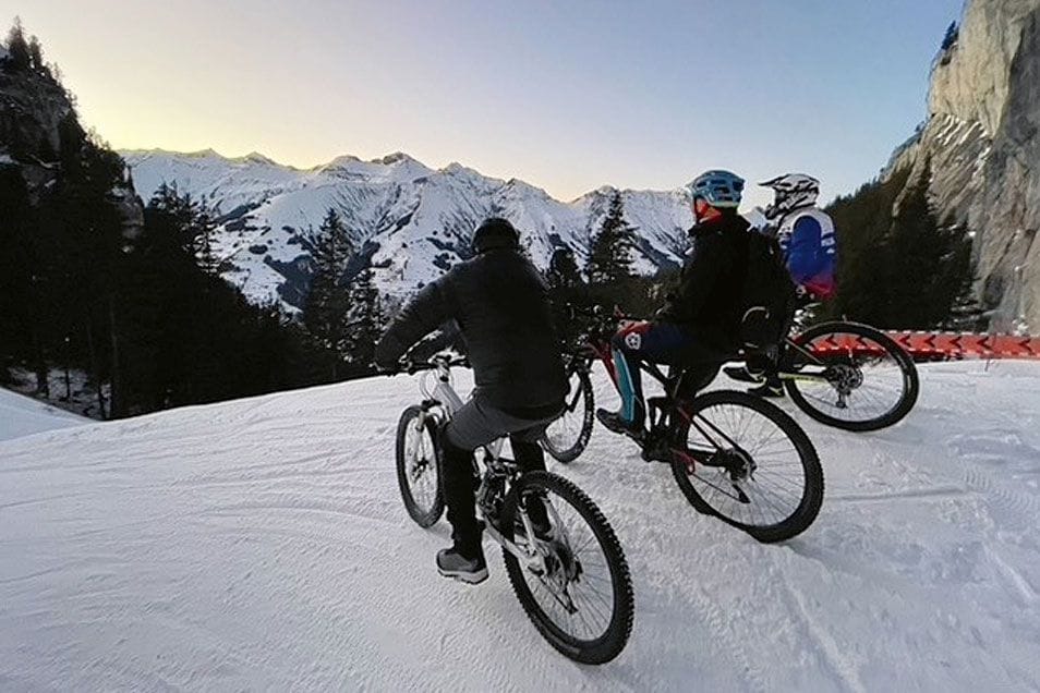 Snowbike Talabfahrt ab Elsigenalp Abendfahrt