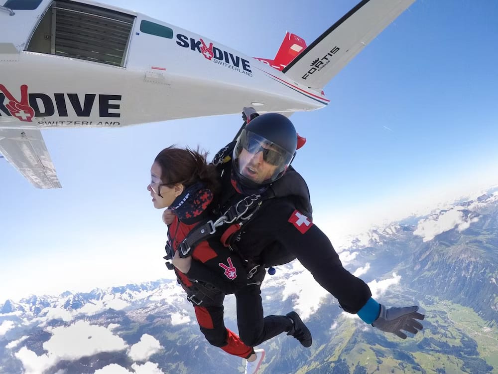 Jungfrauregion Fallschirmspringen aus dem Flugzeug