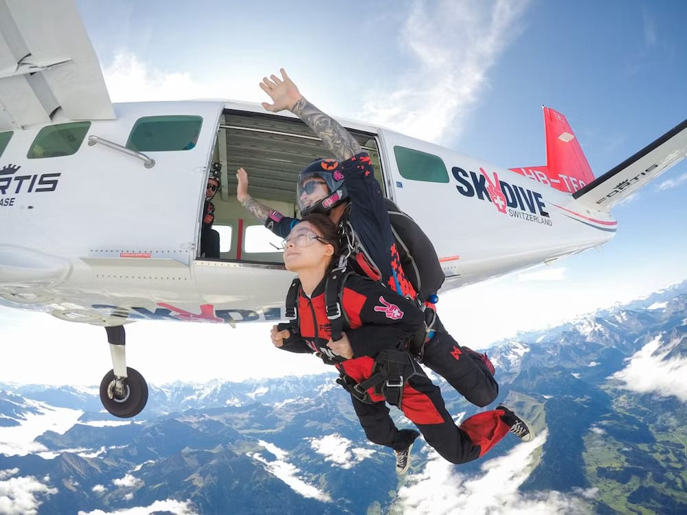 Jungfrauregion Fallschirmspringen aus dem Flugzeug