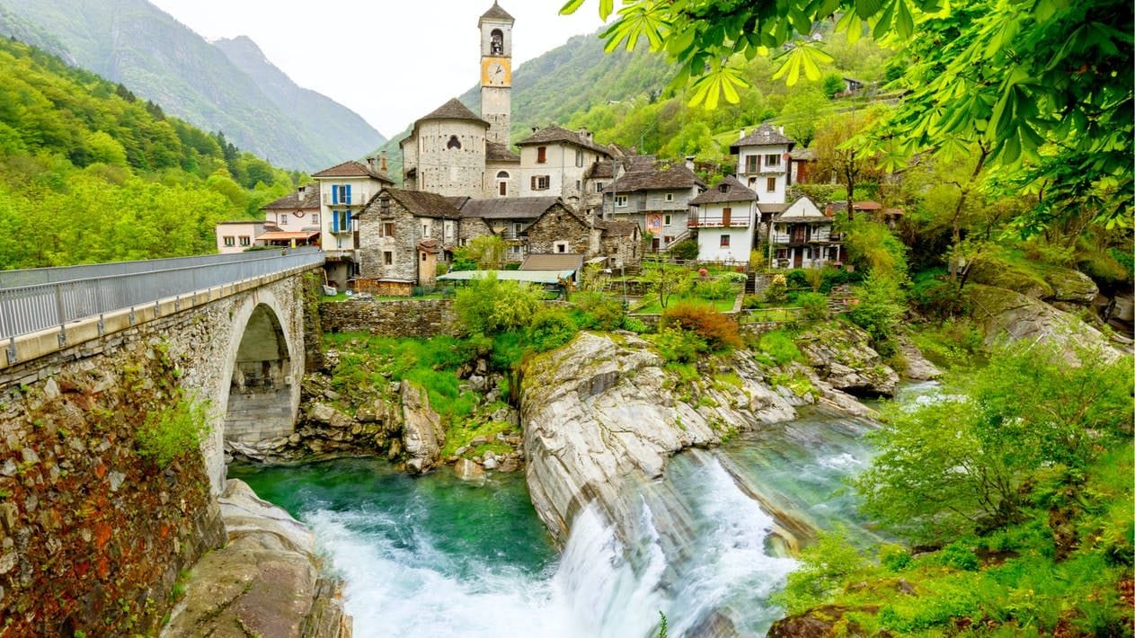 Ab Lugano: privater Tagesausflug Verzasca Tal und Lago Maggiore