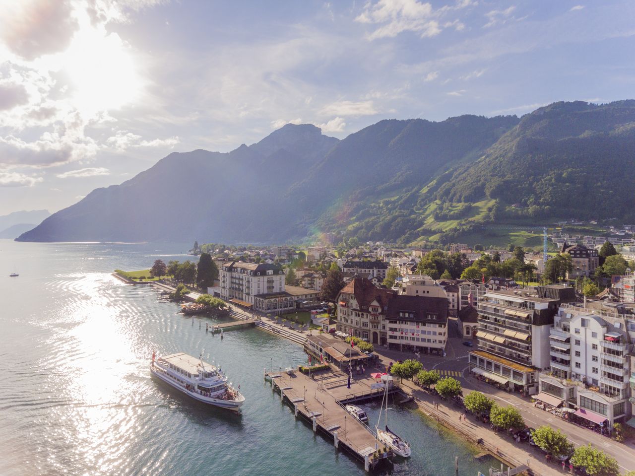 Public guided tour of the village of Brunnen - free offer