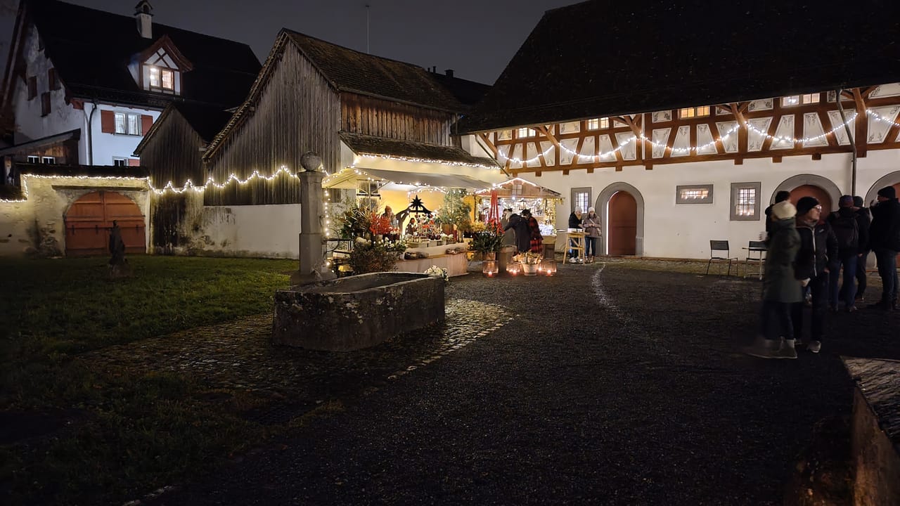 Weihnachtsmarkt im Garten des Freulerpalasts