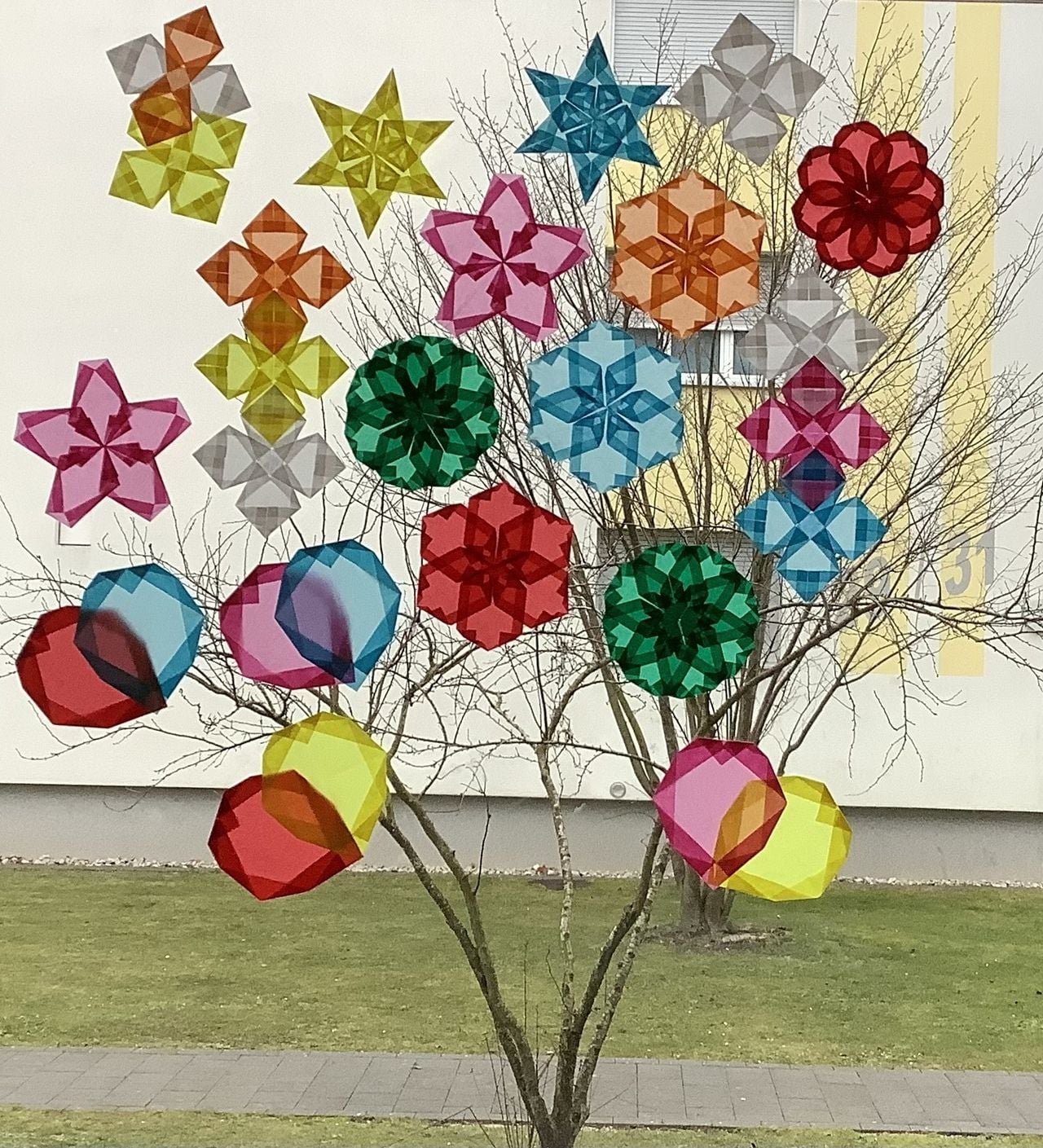 Parent-child workshop ‘Light to play with! Window decoration with adhesive sparkles’