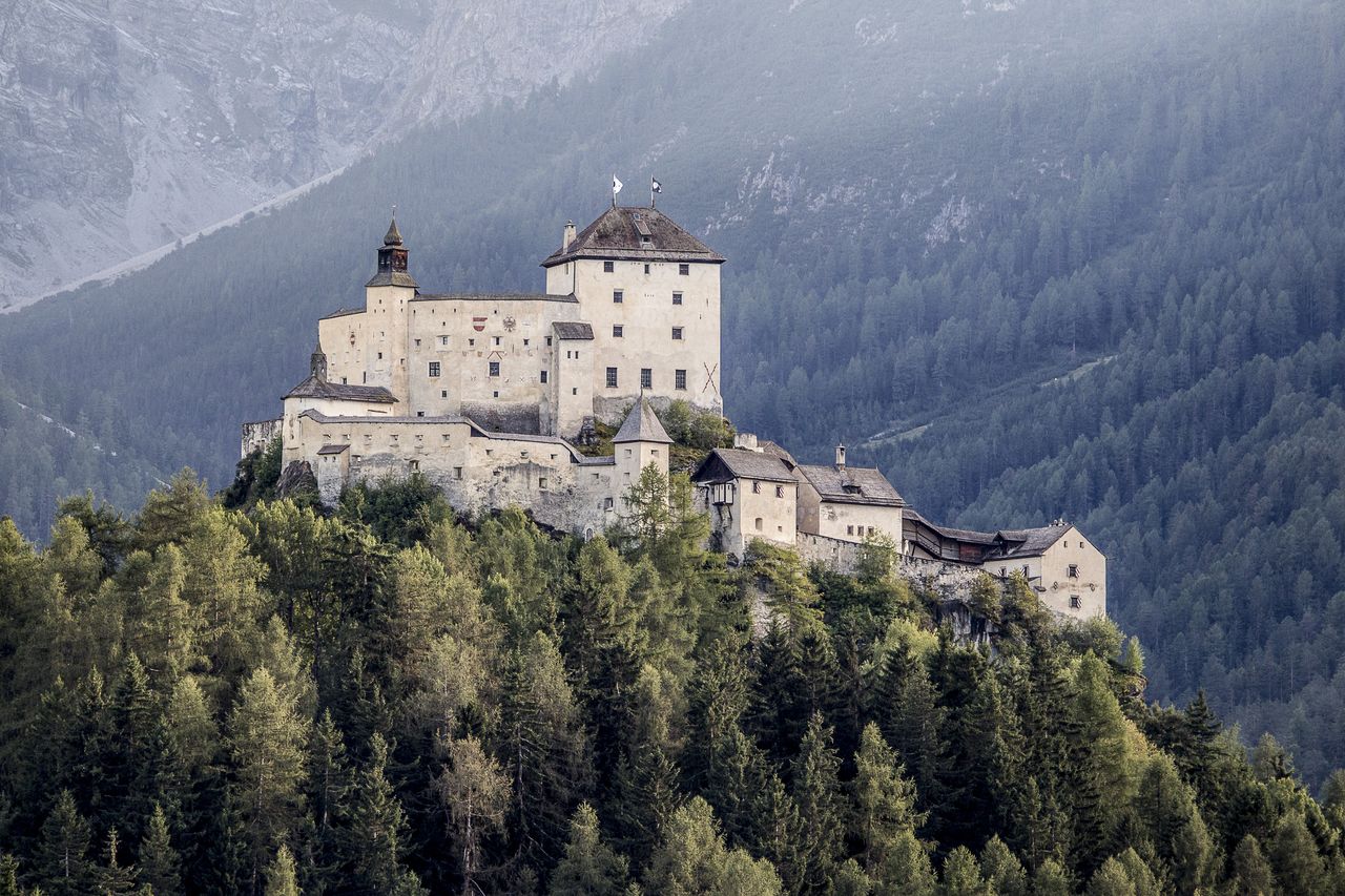 Guided tour Tarasp Castle