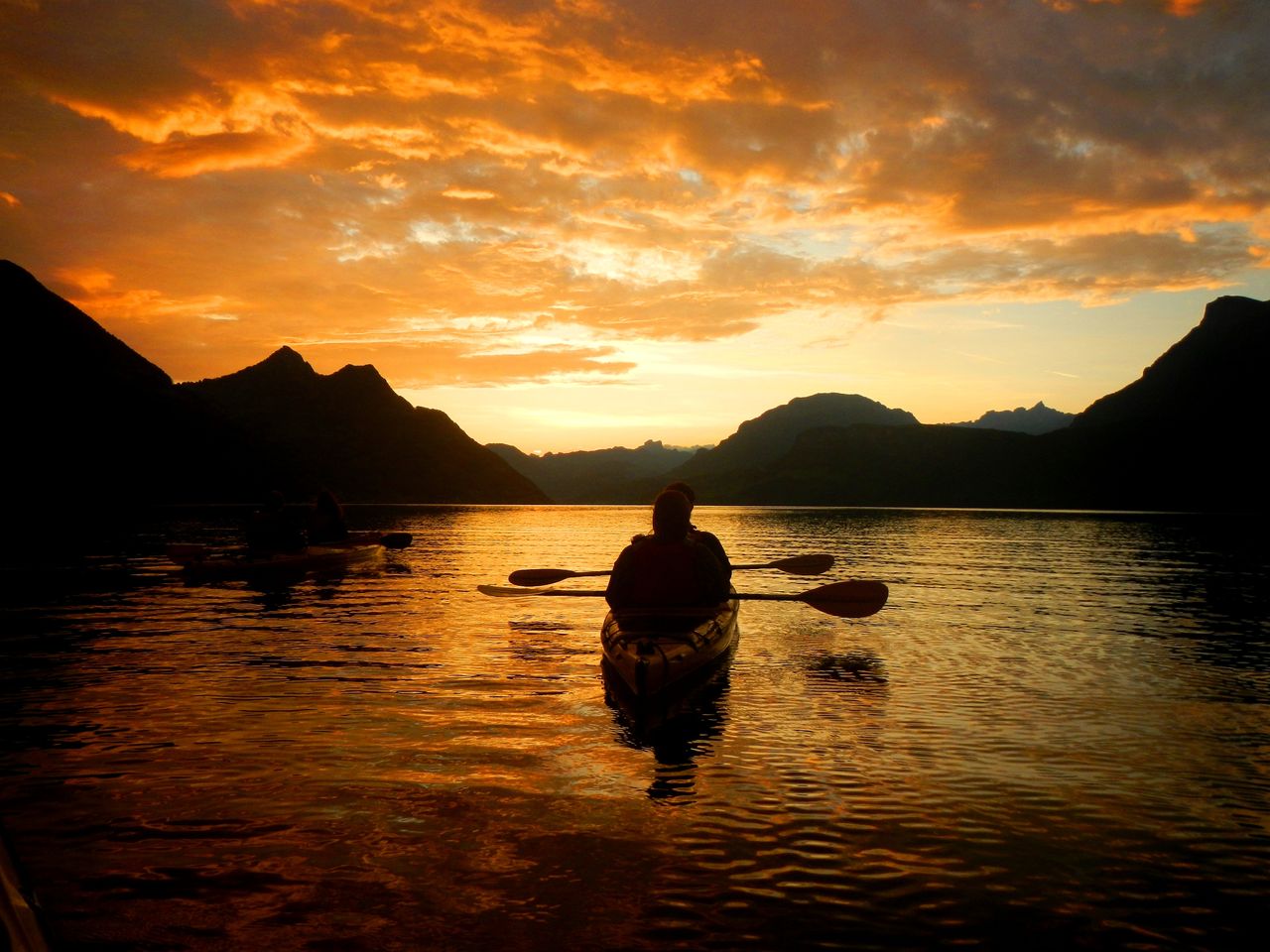 Sunrise paddling with breakfast