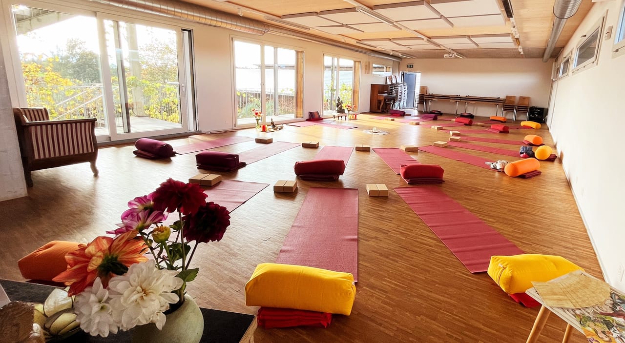 YOGA auf dem Hof