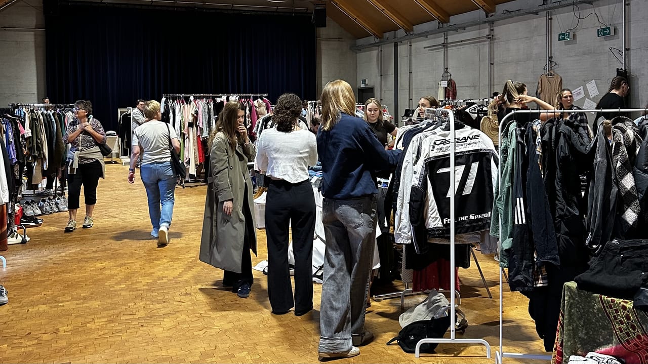 Marché aux puces de vêtements à Ibach (Schwyz), le 19 septembre 2026