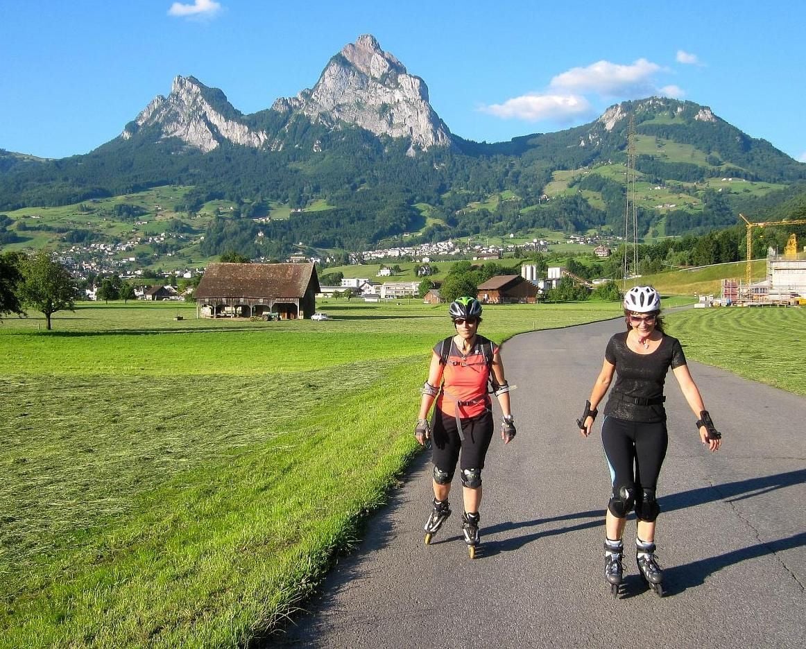 Guided fun inline tour on a scenic route in the Schwyz region