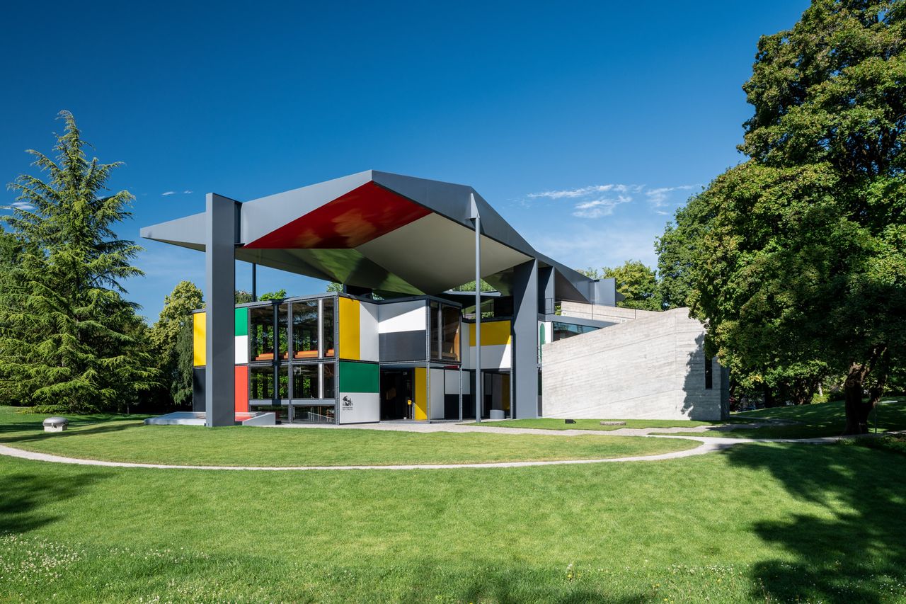 Tour of the Pavillon