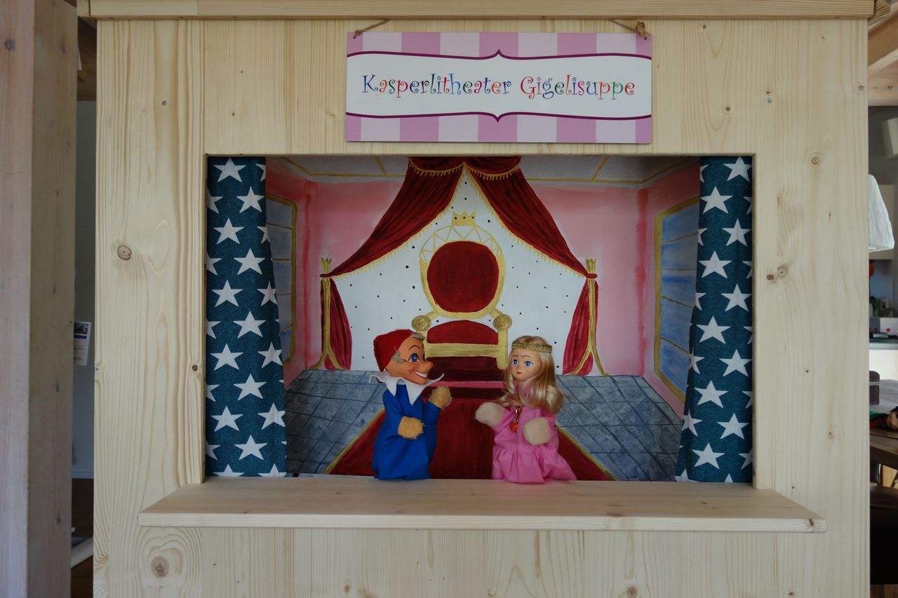 Teatro di marionette Kasperlitheater Gigelisuppe nella biblioteca comunale