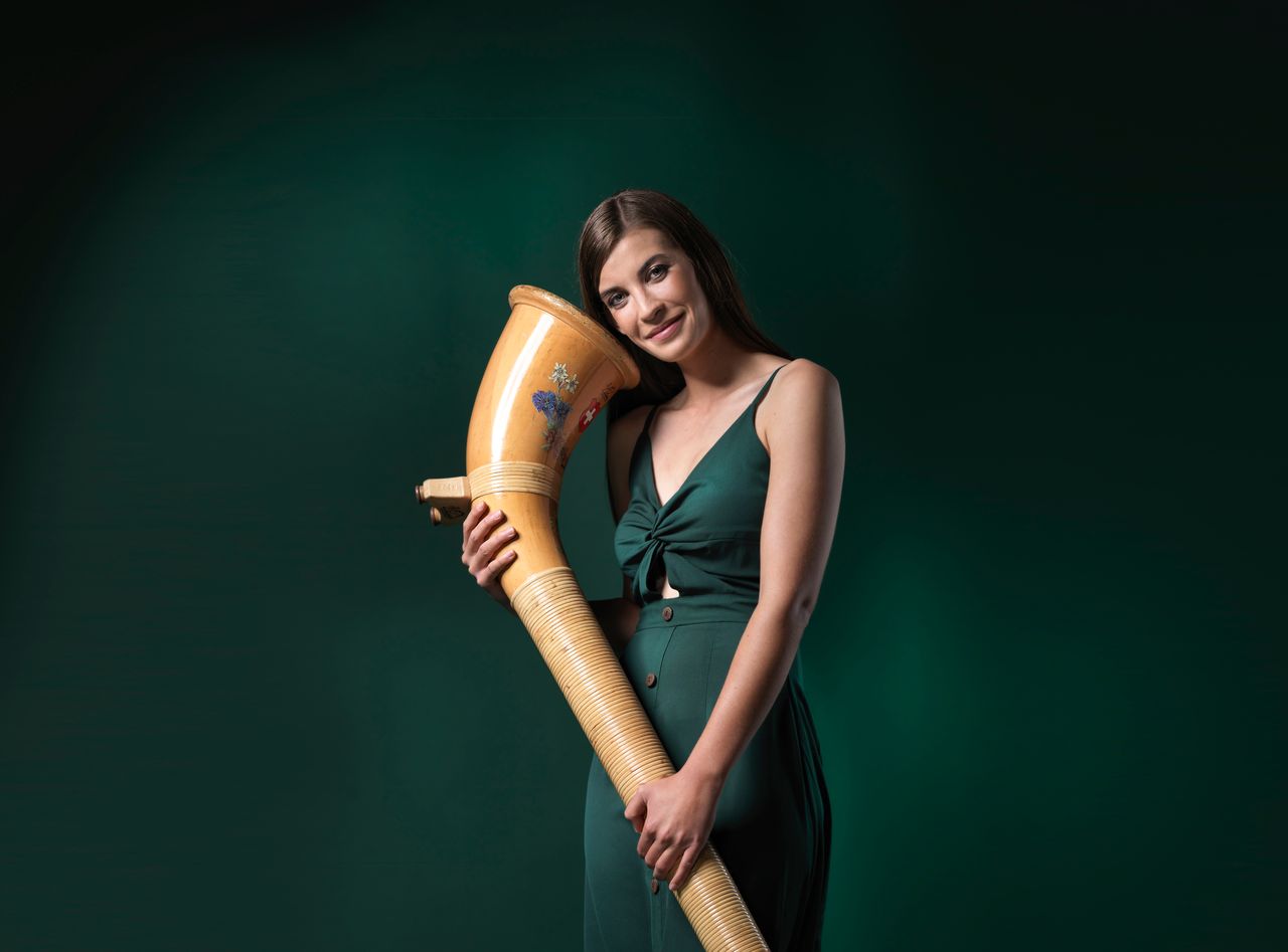klangantrisch - Alphorn player Lisa Stoll in Rüschegg