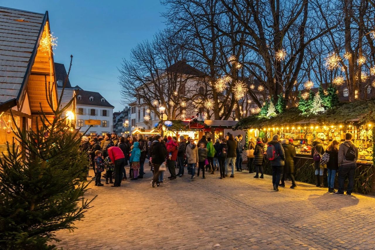 Stalls on Münsterplatz at dusk