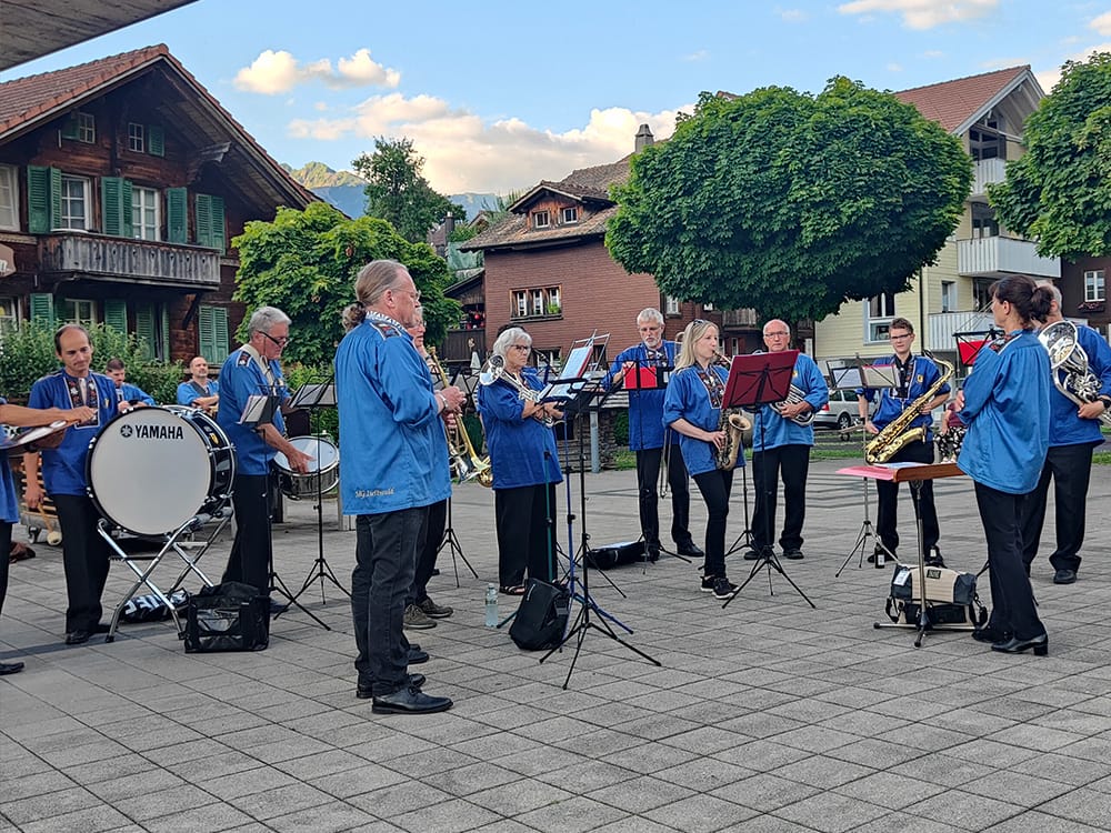 Concerto di piazza della Iseltwald Music Society & Tambourines