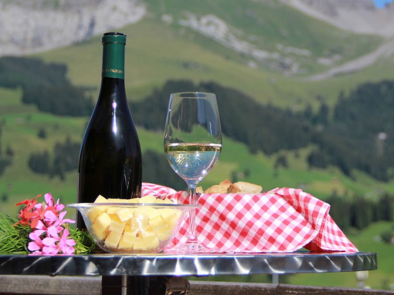 Village walk and apéro with an Adelboden insider