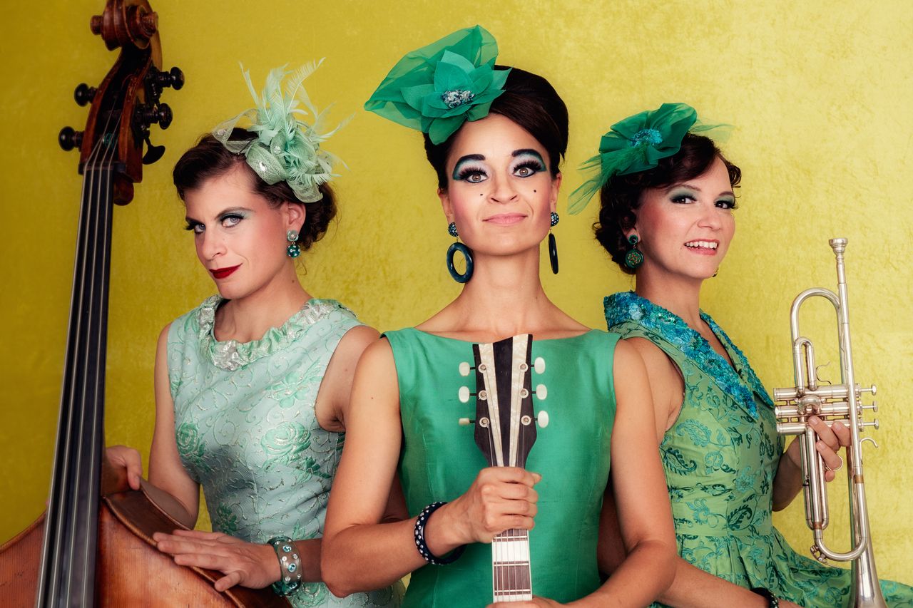 Zucchini Sistaz - false eyelashes, real music