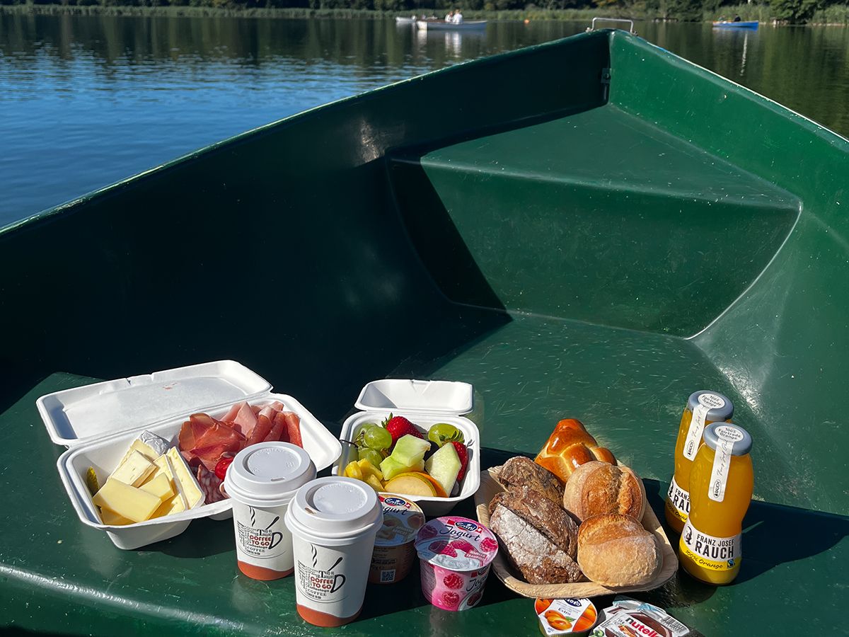Frühstück im Ruderboot auf dem Burgäschisee