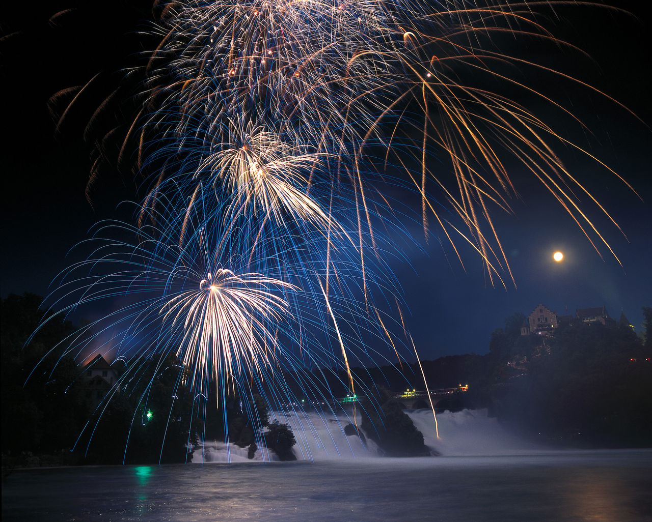 Fuochi d'artificio alle cascate del Grande Reno
