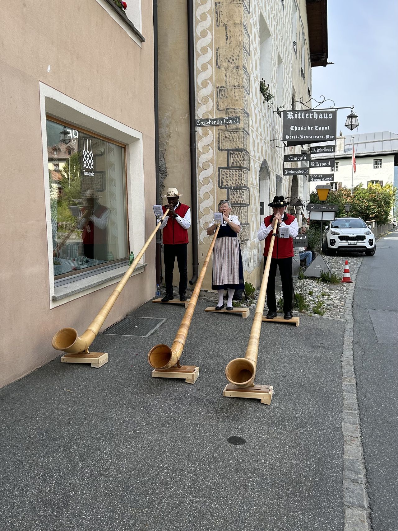 Alphorn concert in front of the Tessanda hand weaving mill