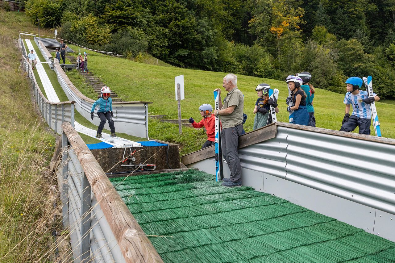 Flying Girls - Nati ski jumpers coach interested girls