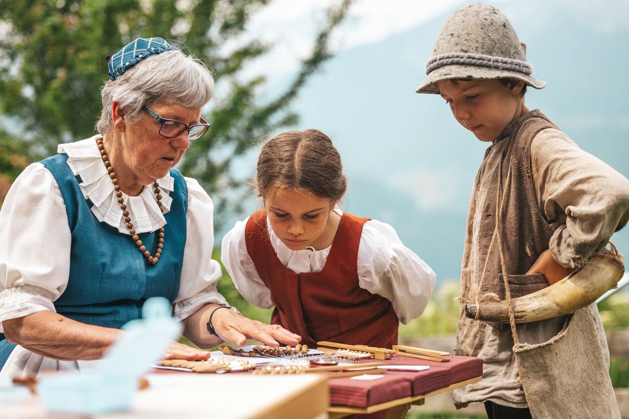 Making bobbin lace with the women from the Dörfli